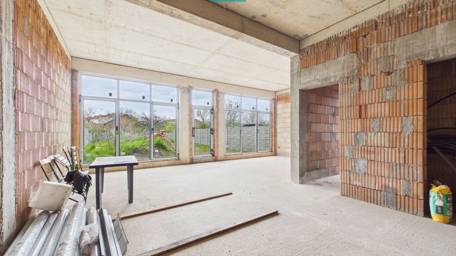 Casă la roșu cu piscină-Pârneava-767 mp teren - Poză 2