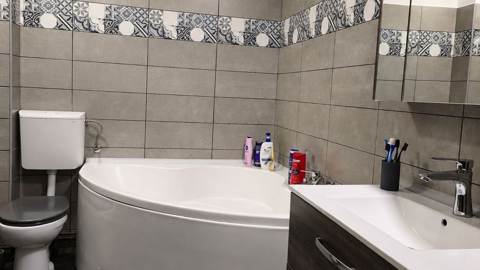 Proprietate cu două locuințe, garaj încălzit, foișor, 600 mp in Ernei - Poză 7