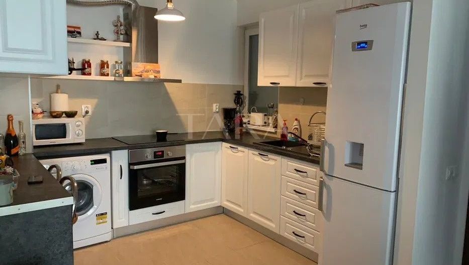 Apartament cu 2 camere, mobilat și utilat, cu parcare inclusă. - Poză 2