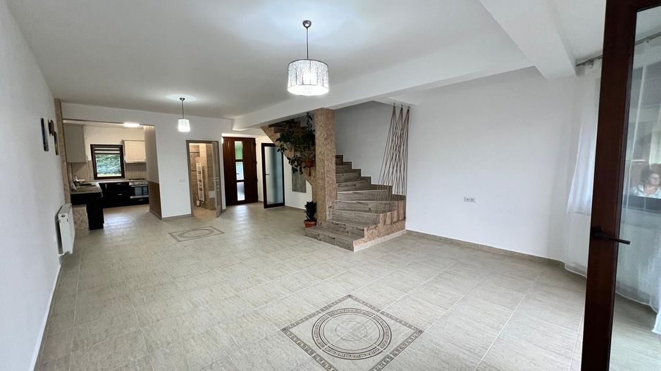 Casa cu 7 camere | 3 balcoane | Garaj | 220 mp + 80 mp curte | Cartier Panorama - Poză 6