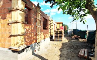 Oferim spre vanzare, Case tip duplex despartite prin spatiu verde, Giroc - Poză 16