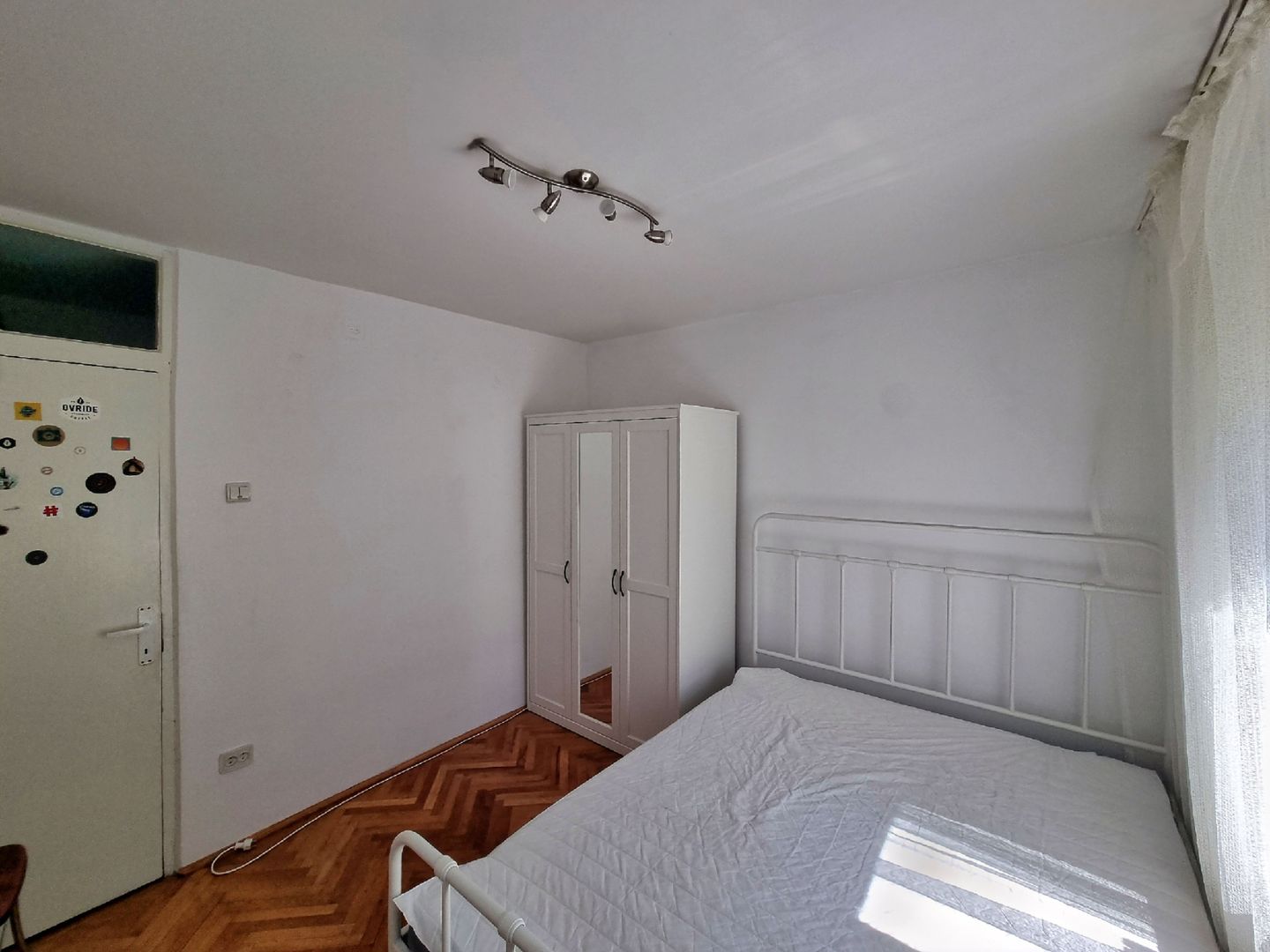 Girocului, et.3, 3 camere, 2 băi, centrală termică proprie - Poză 3