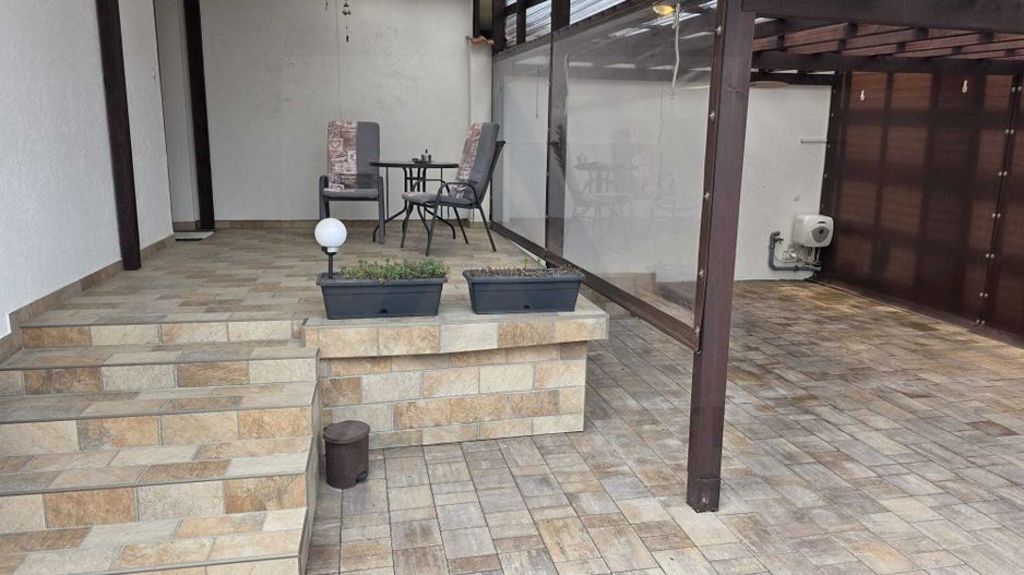 Apartament la casa 2 dormitoare terasa si curte proprie Sub Arini - Poză 13