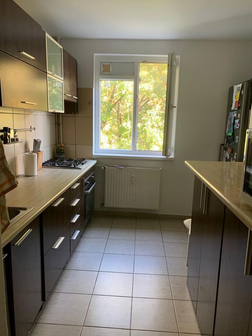 Vând apartament 4 camere - Poză 1