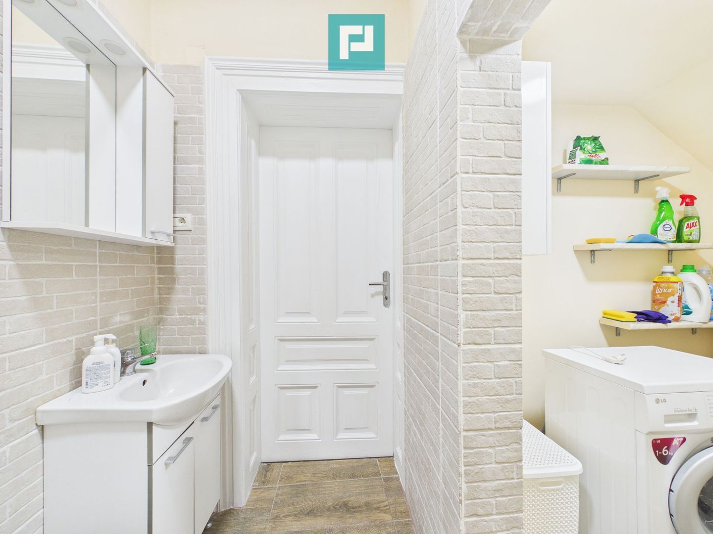 Apartament ultracentral, renovat, cu garaj - Poză 9