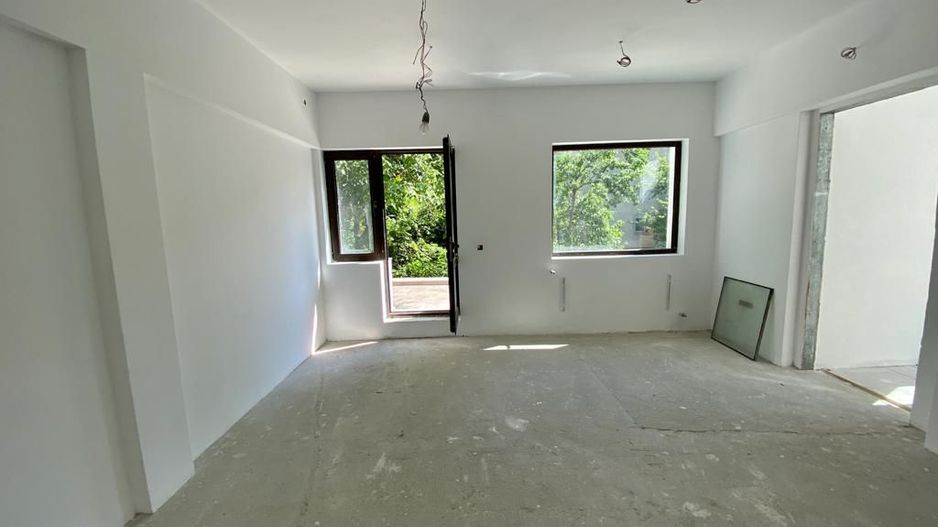 Refugiu Urban cu Eleganță Clasică – Vilă Renovată în Inima Primăverii - Poză 6