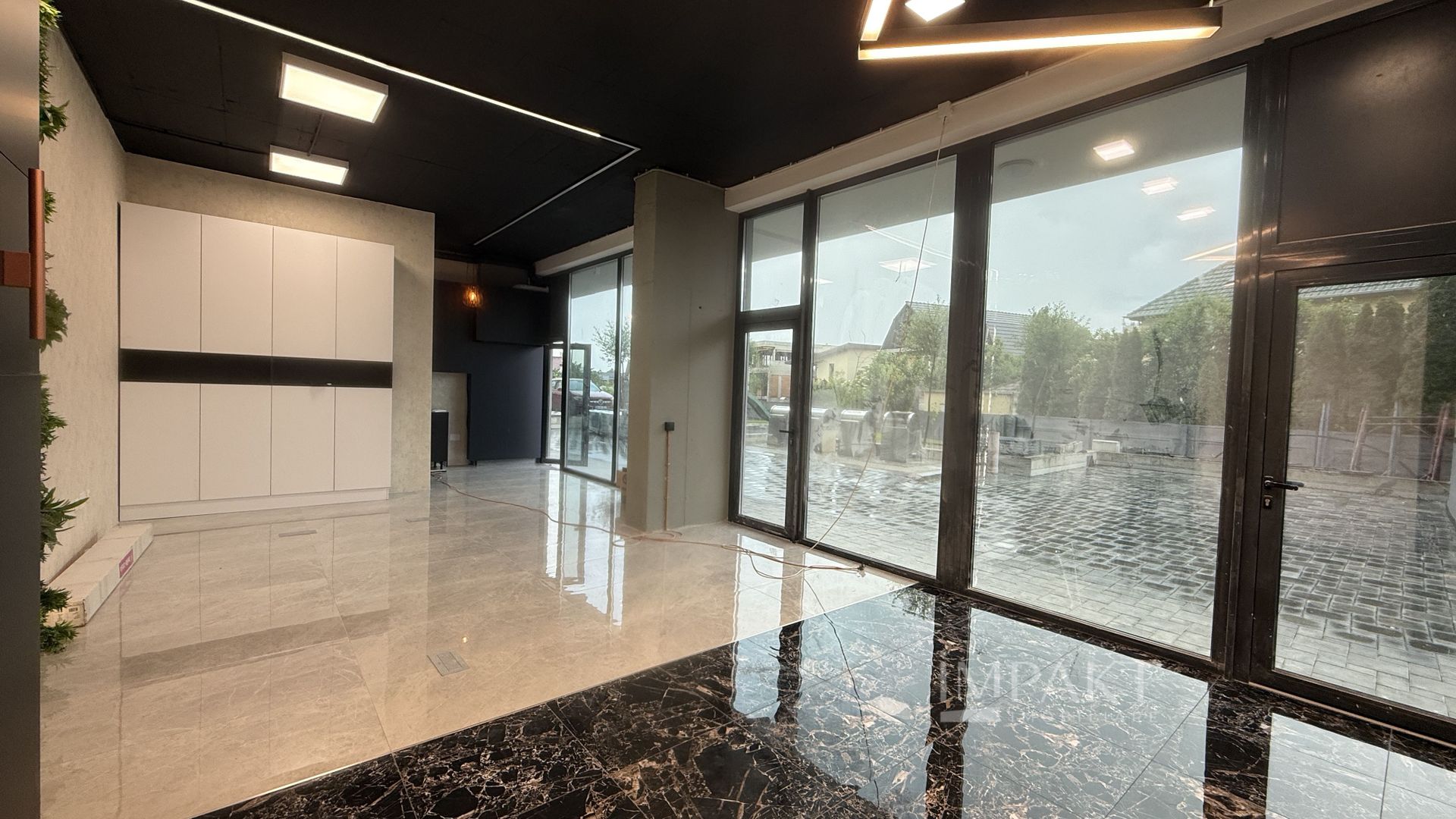 Spatiu comercial vitrat si finisat in Andrei Muresanu - Poză 2