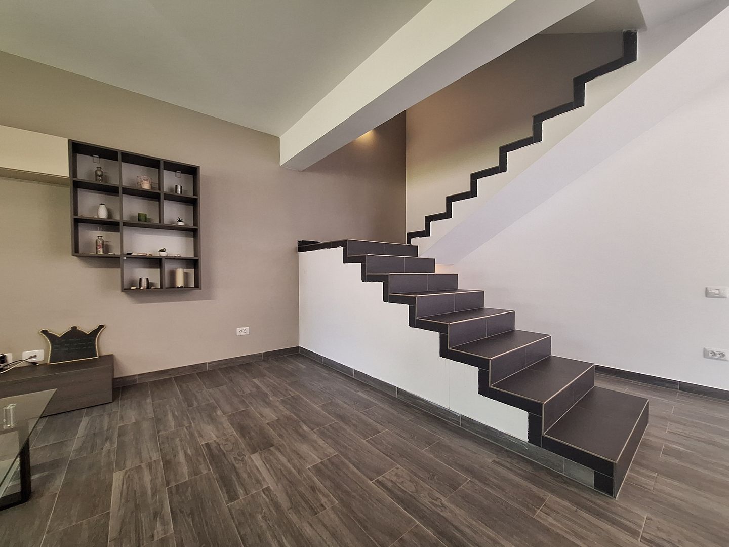 Duplex 4 cam 3 bai parcare&curte Prelungirea Ghence str. Maracineni - Poză 2