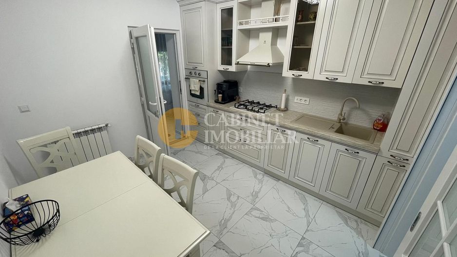 Central - Tg Cucu bloc tip Vila - 2 camere Decomandat RENOVAT 60mp - Poză 2