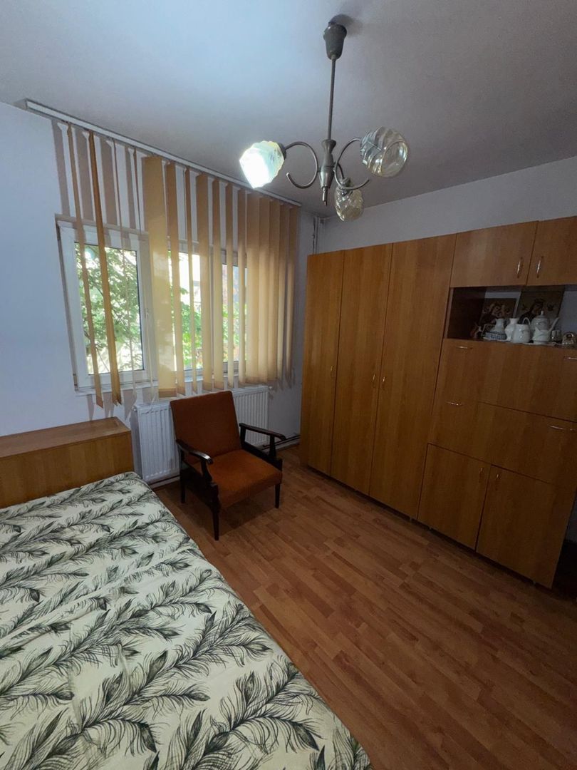vand apartament 3 camere , zona Splai Mihai Viteazul ,et 1, incalzire - Poză 4