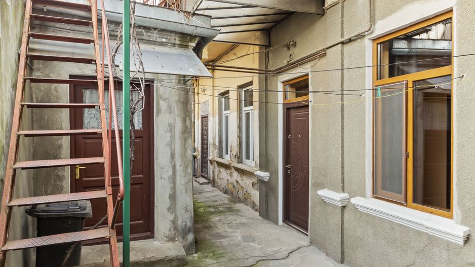 Vindem apartament la curte aproape de parcul Carol - Poză 1