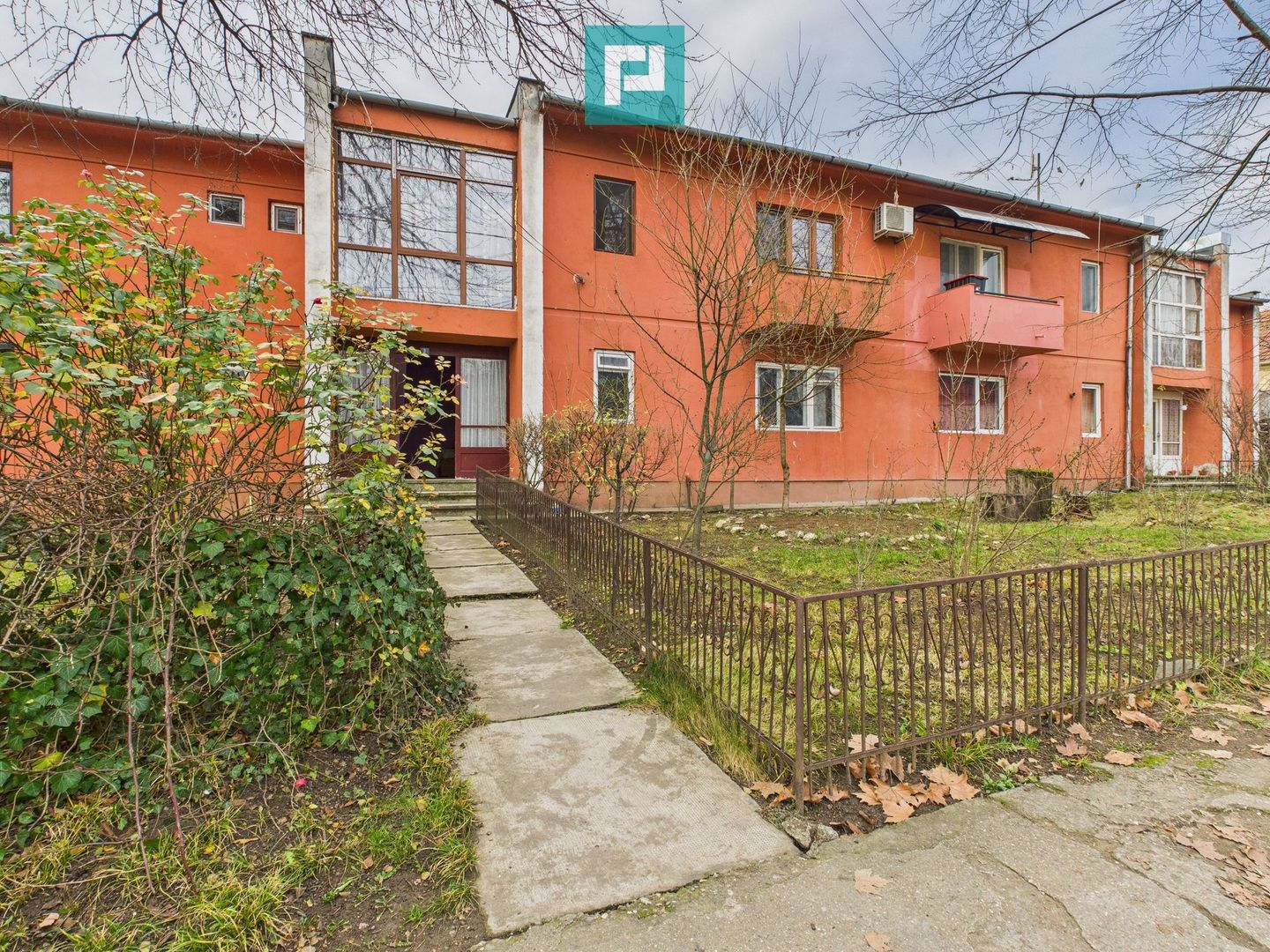 Apartament Săvârşin vizavi de intrarea la Castel - Poză 1