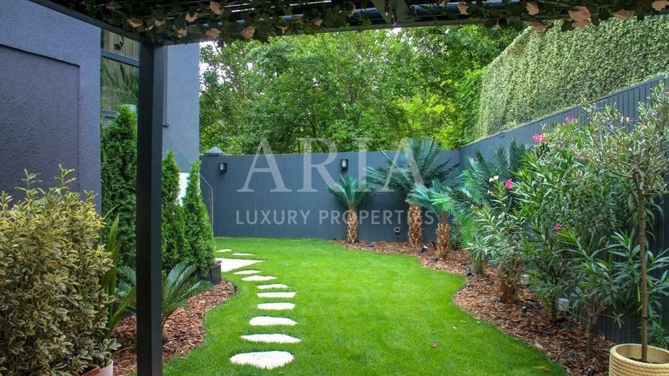 LUXURY APARTMENT WITH GARDEN - Poză 1