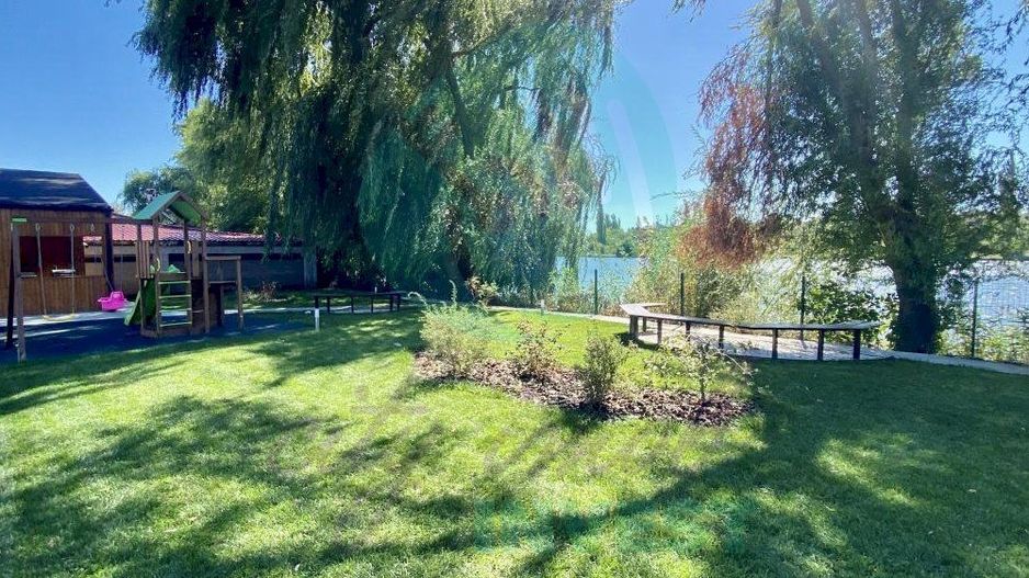 Apartament cu curte englezeasca si 2 intrari pozitionat langa lac - Poză 13