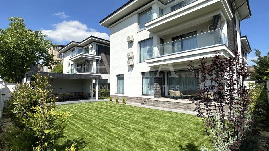 Vila de LUX cu 7 camere IANCU NICOLAE - Poză 1