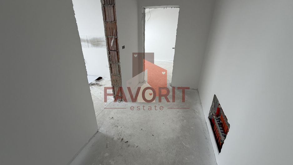 Decomandat. Zona Buziasului. Parcare in curte. - Poză 13