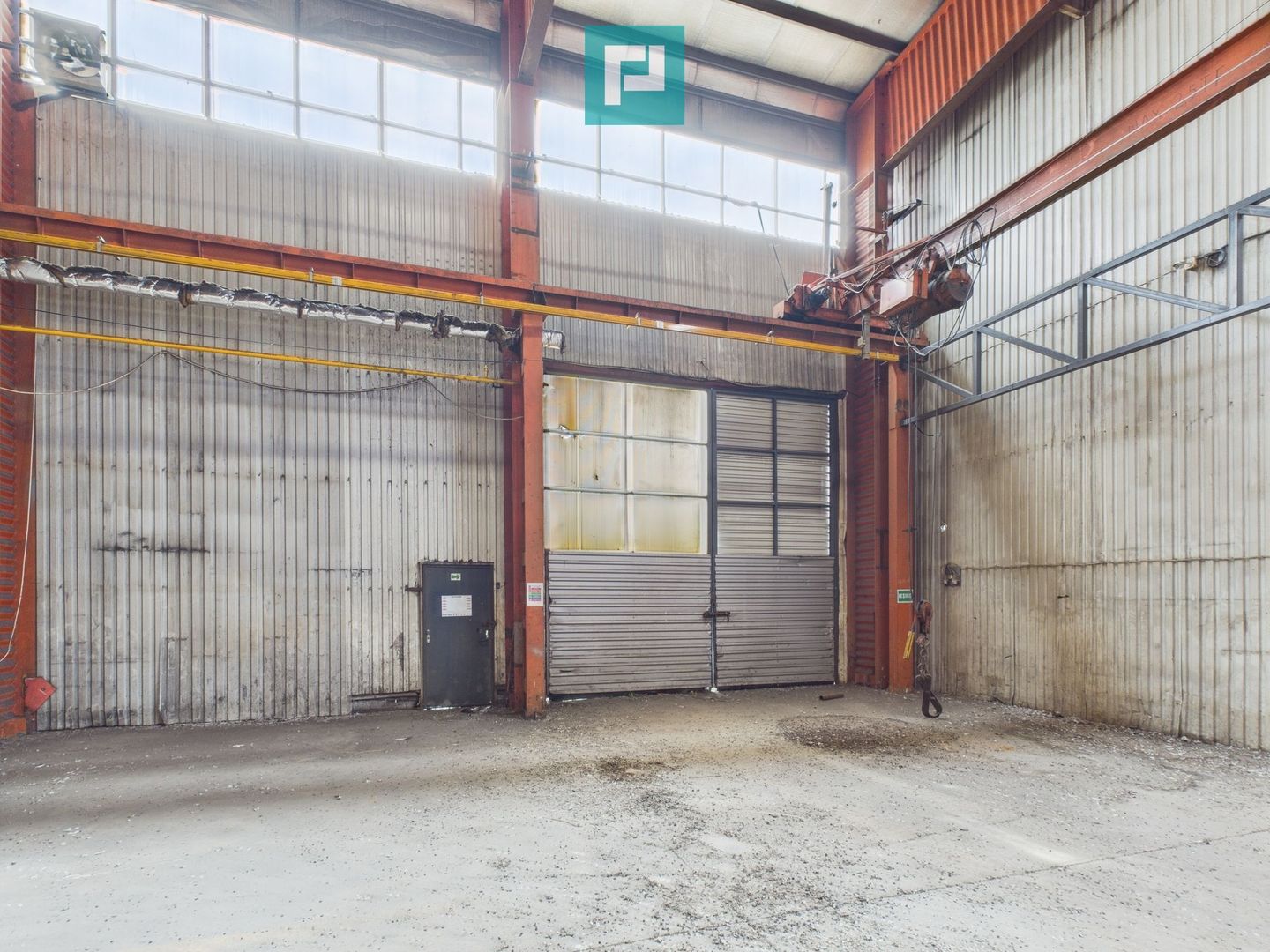 Hală industrială cu pod rulant și parcare betonată - Poză 9