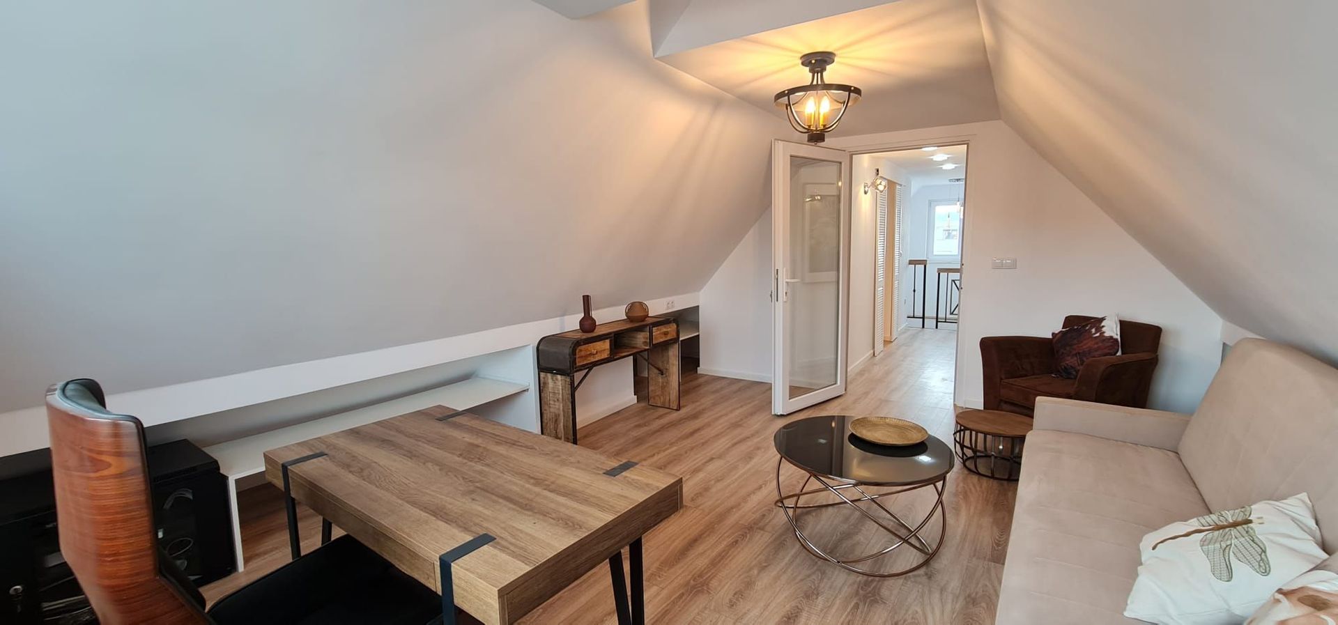 Vila spațioasă și elegantă de vânzare la intrarea în cartierul Turnișo - Poză 8