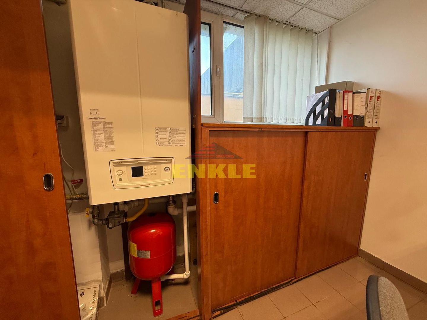 De vanzare  CLĂDIRE PREMIUM DE BIROURI ȘI SERVICII  pret negociabil - Poză 17