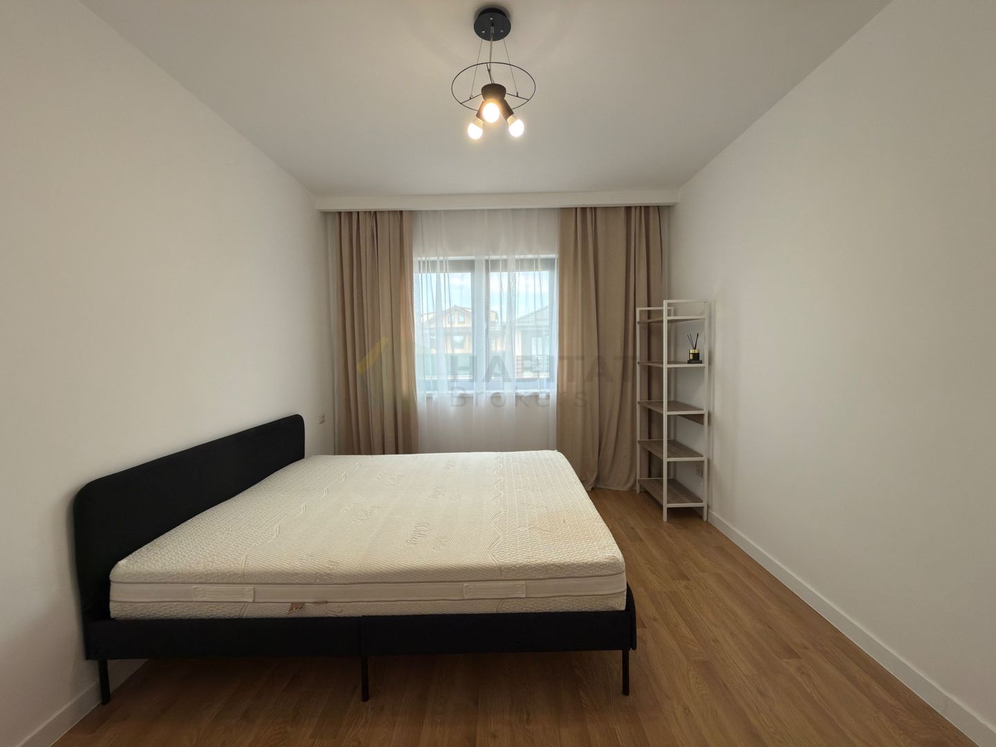 Vilă modernă cu 5 camere de închiriat în Corbeanca - Poză 16