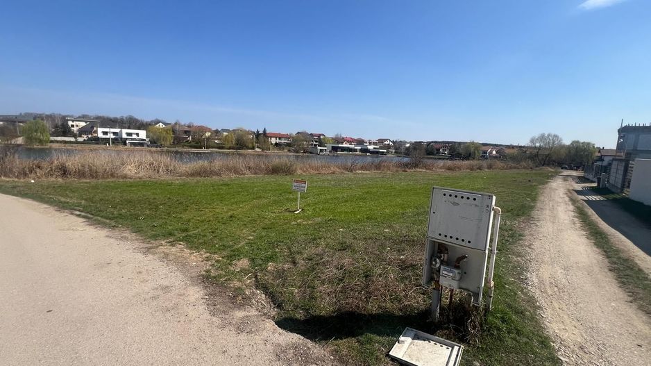 Teren edificabil 2.000 mp | Acces stradal | Vedere lac - Poză 2
