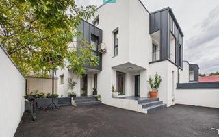 Casă modernă cu 5 camere, 4 băi și terasă închisă – Otopeni, central - Poză 33