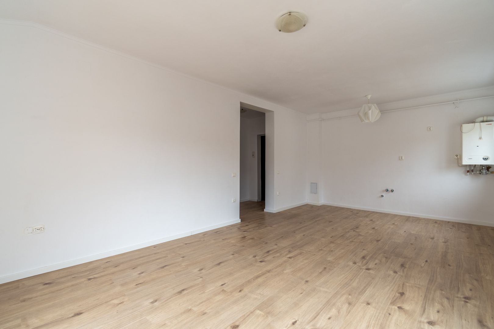 Apartament renovat cu 2 camere + loc de parcare de vanzare Floresti - Poză 2