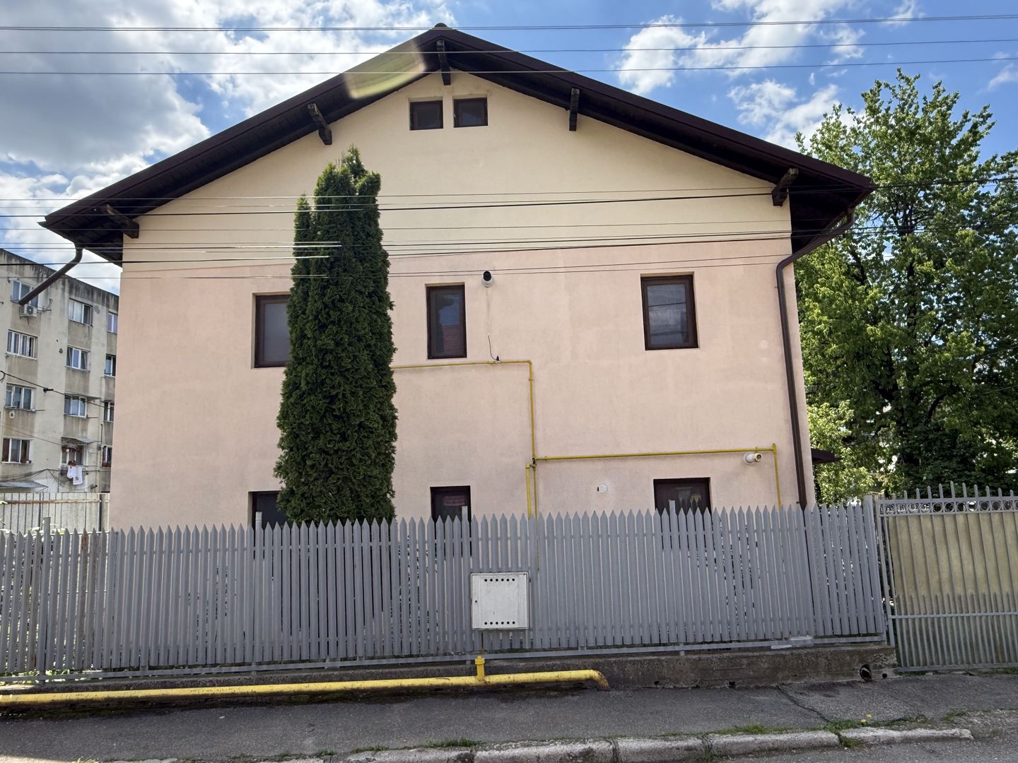 Vila construită in 2010 - P+1+pod - S=236 mp și curte 238 mp Campina! - Poză 3