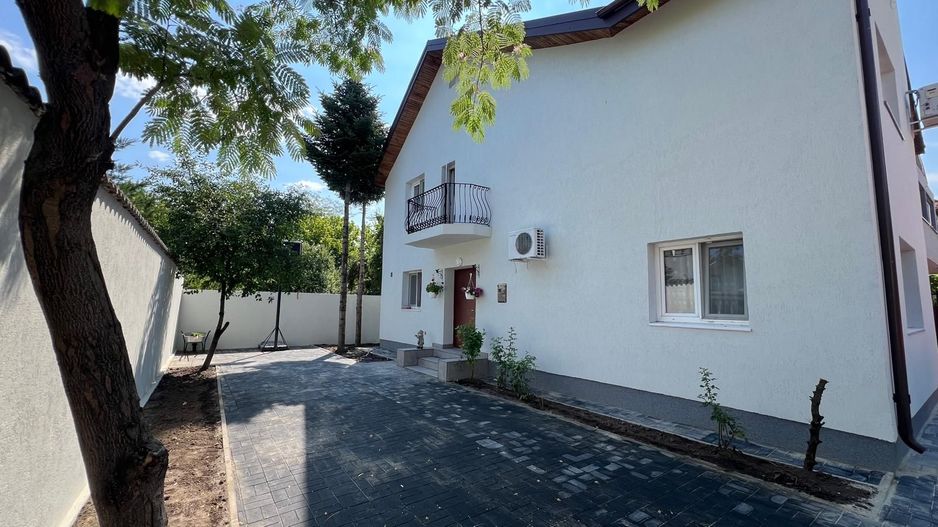 Casă P+1 – 4 dormitoare, curte modernă, dormitor la parter - Poză 2