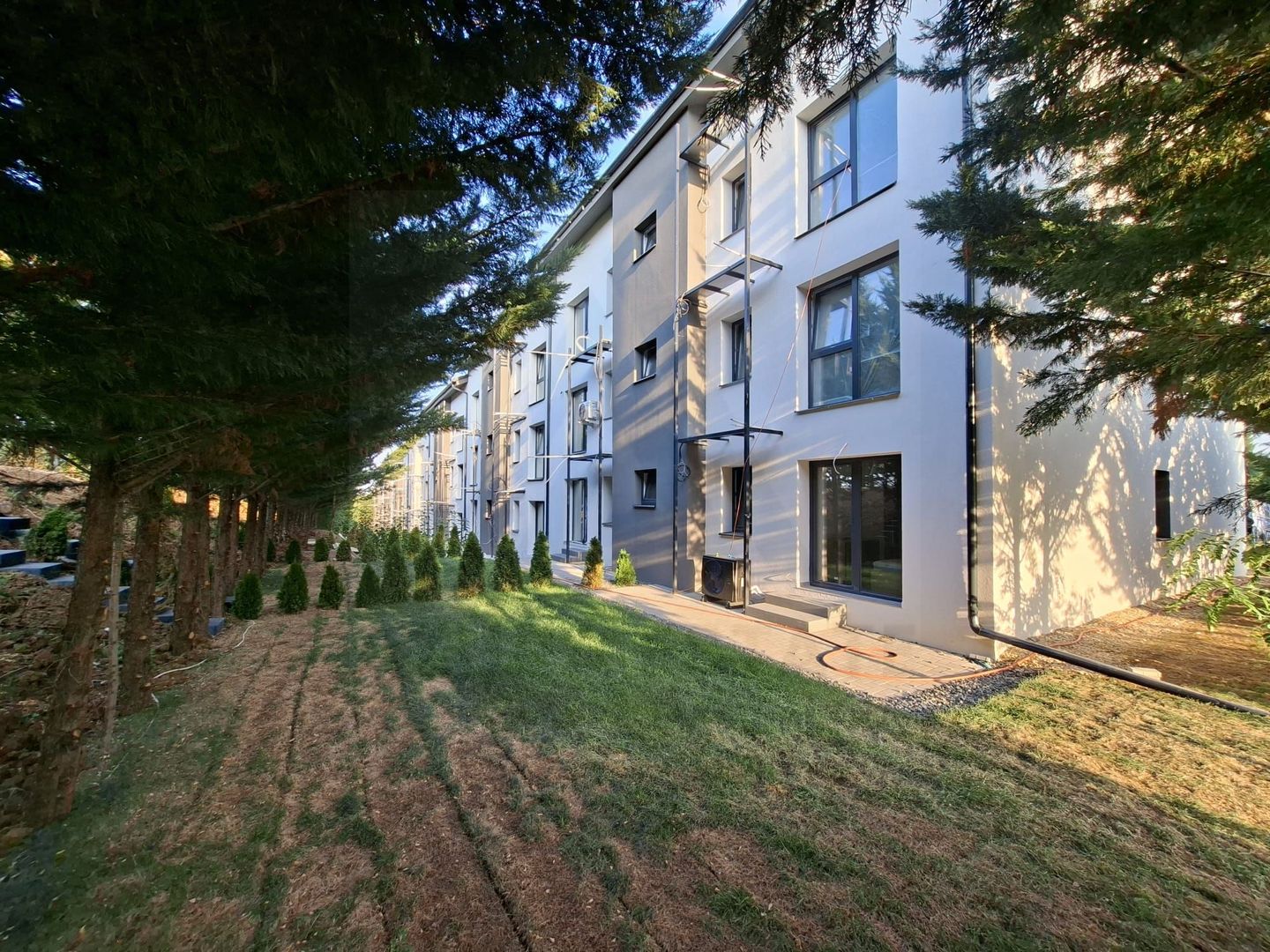Apartament premium 49.7 mp utili 2 camere si curte 50 mp in Da Vinci - Poză 2