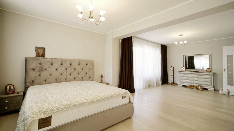 Brancoveanu  P+2, 8 cam, 6 dormitoare, 6 bai, 3 garaje teren 650 mp - Poză 42