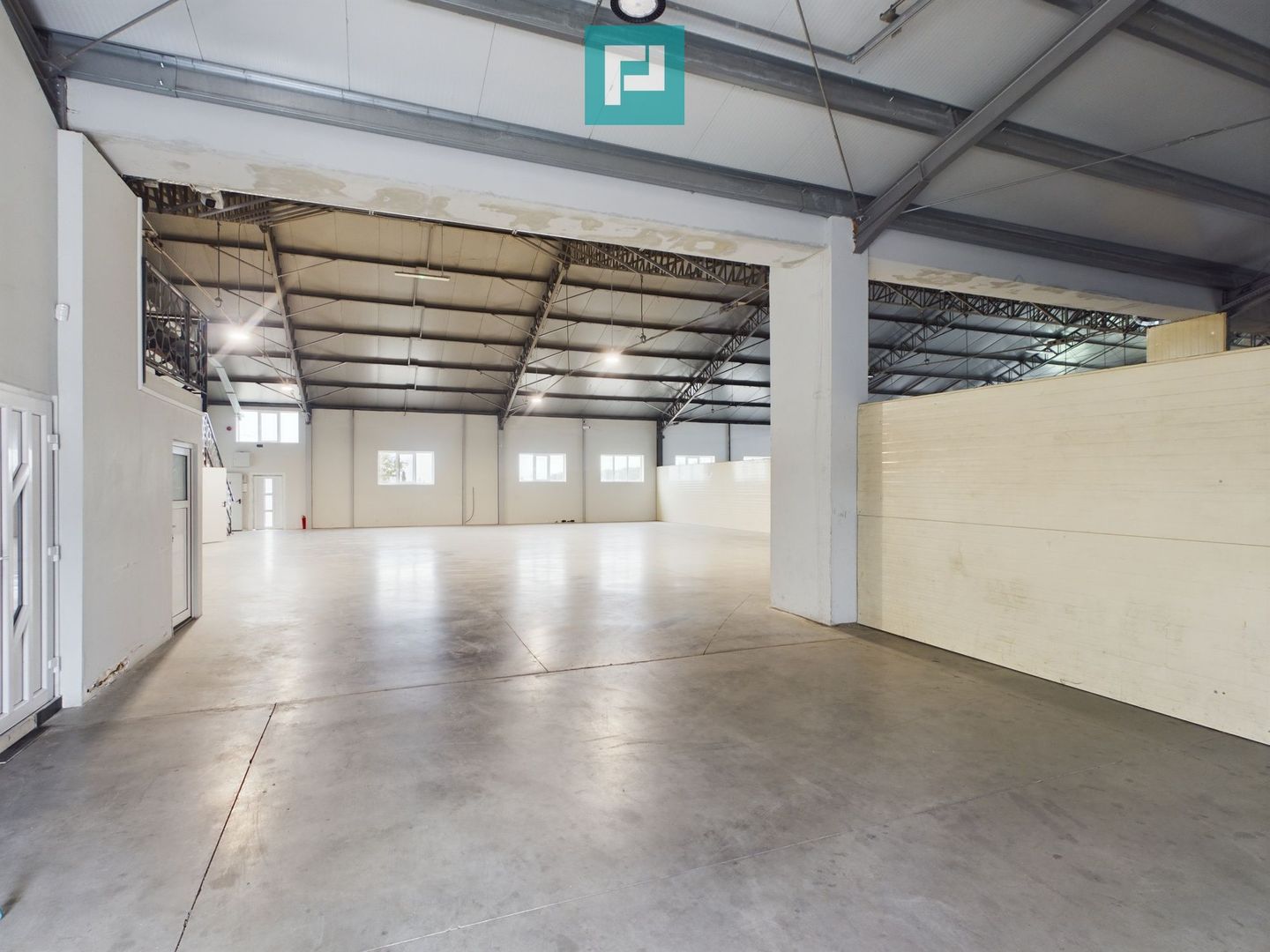 Hală cu birouri și platformă betonată de 2.500 mp - Poză 3