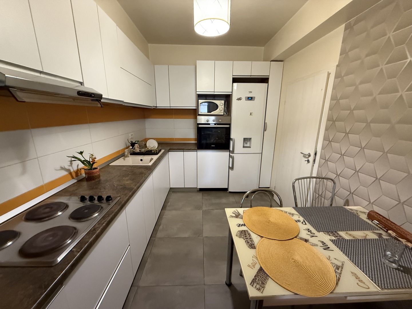 Casă înșiruită complet mobilată + curte+ 2 parcari în complex inchis! - Poză 12