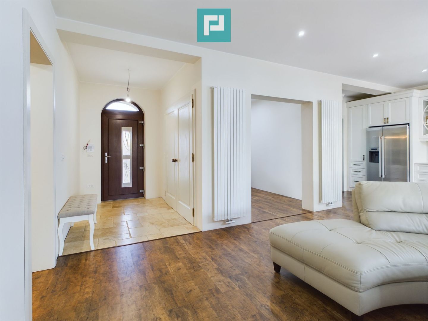 Vilă la sol cu 3 camere în Pârneava - Poză 3