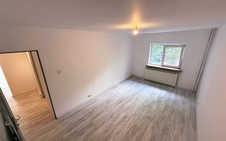 Liber, apartament 3 camere Nicolina 1, renovat modern, baie cu geam - Poză 1