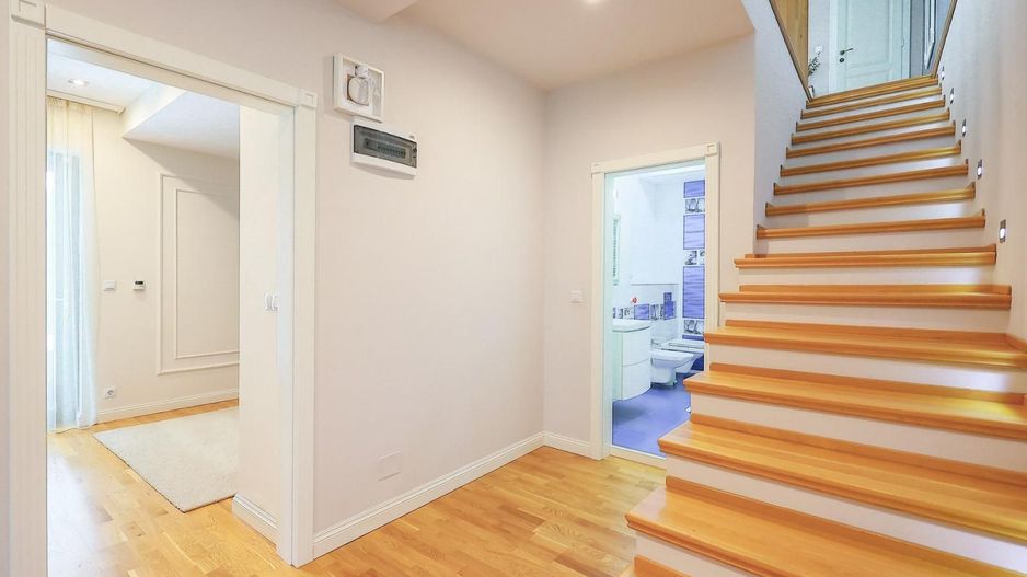 Vilă cu piscină, design mediteraneean. 410.000 E (neg, comision 0) - Poză 10