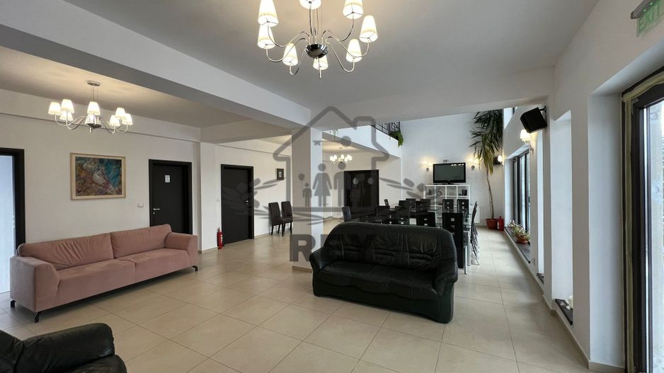 Vila / Hotel de vânzare în Păltiniș - Poză 14
