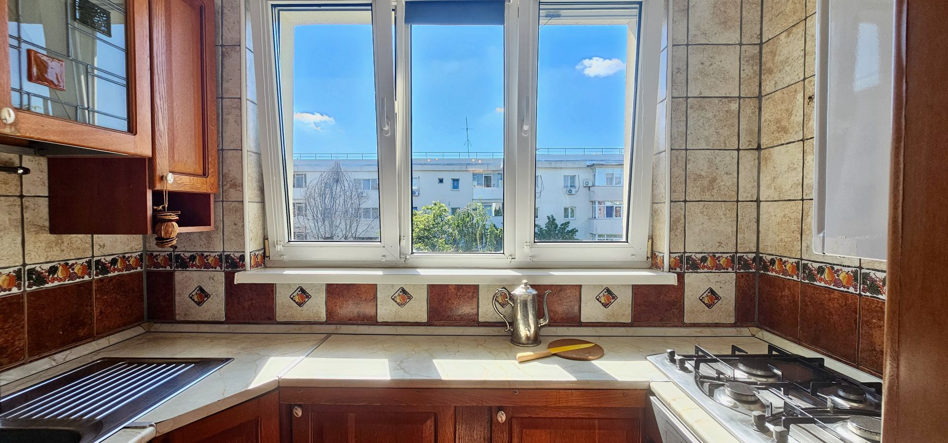 Apartament etaj intermediar, luminos, centrală proprie, fereastră la baie - Poză 2