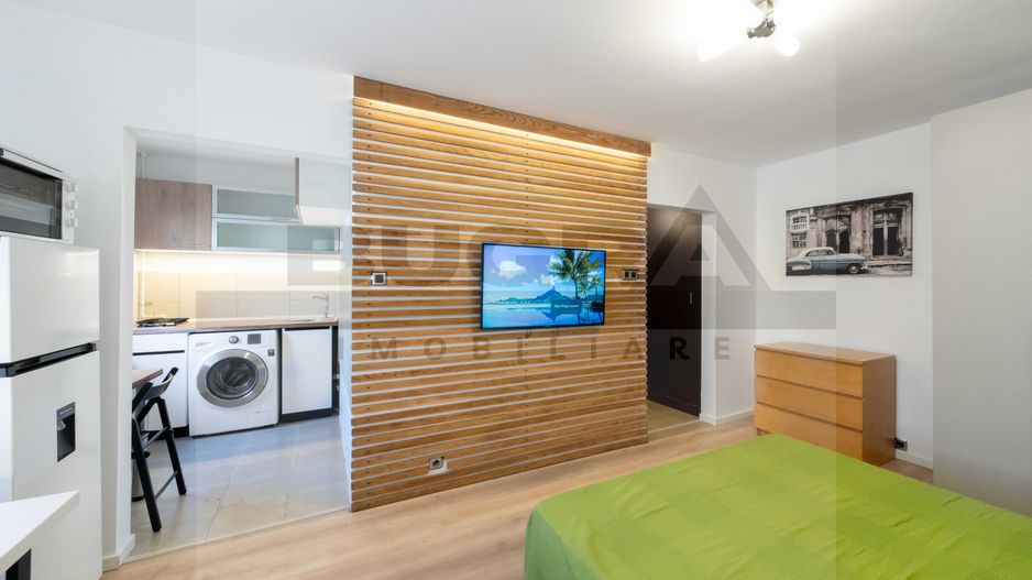 Garsoniera moderna, mobilata, zona UMF - Poză 3