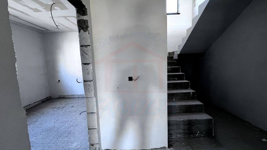 Vanzare casa P+M in Sendreni( in spatele Primariei), pret 99 000 euro - Poză 23