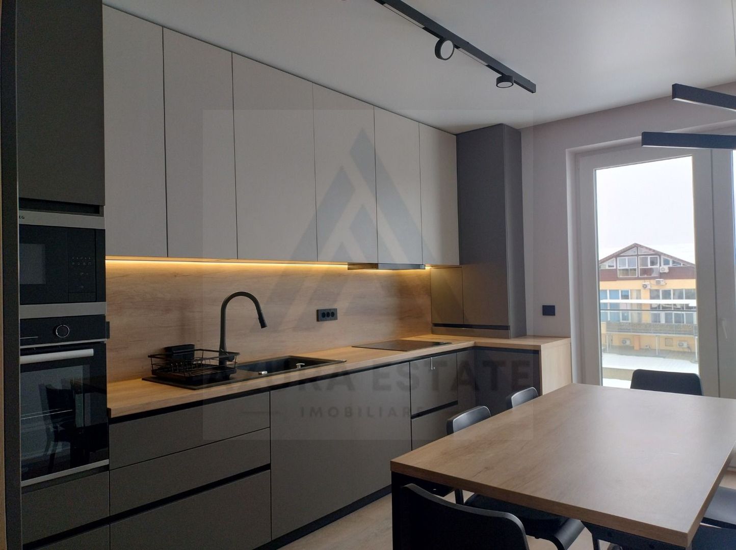 Apartament lux 85 mp utili 3 camere 2 bai si parcare subterana Central - Poză 3
