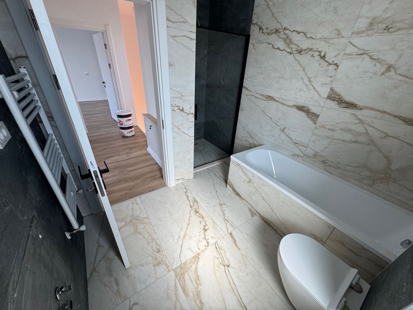 VilE stil Neoromaneasc Tunari, TOATE UTILITATILE, curte GENEROASA - Poză 4