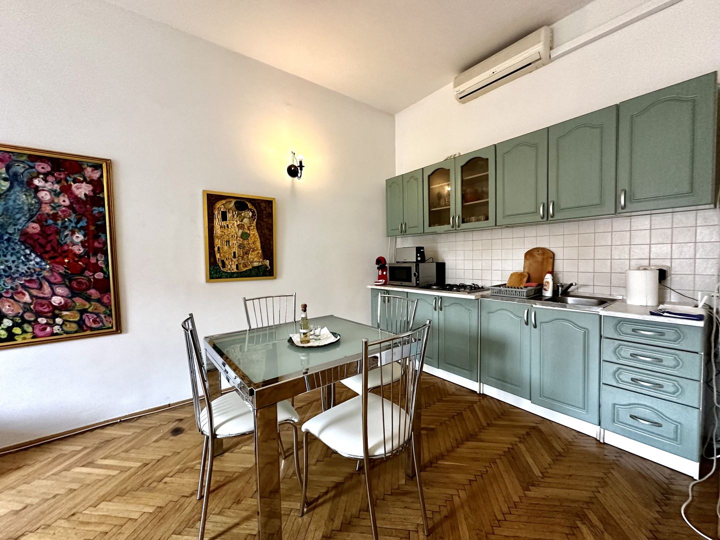 Apartament cu 2 camere,  clasic si boem, cu vedere in Piață Victoriei - Poză 5