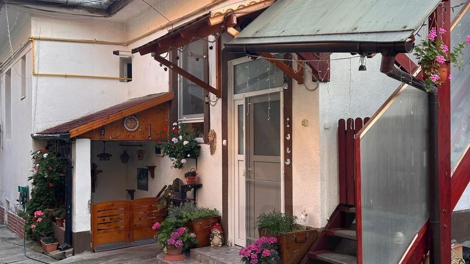Casa 3 camere 73,73 mp parter 2 pivnite si magazie centru Cisnadie - Poză 3