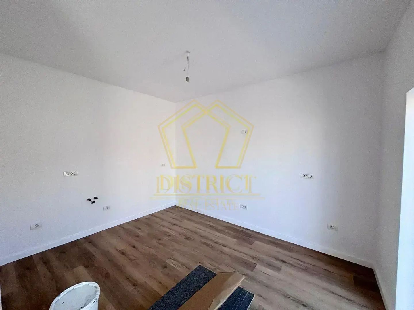 Duplex cu 5 camere, despartit prin camera tehnica I Dumbravita - Poză 5