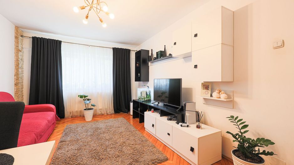 VÂNDUT! Apartament, 3 camere, Etajul 2 în Micalaca, Zona Orizont. - Poză 2
