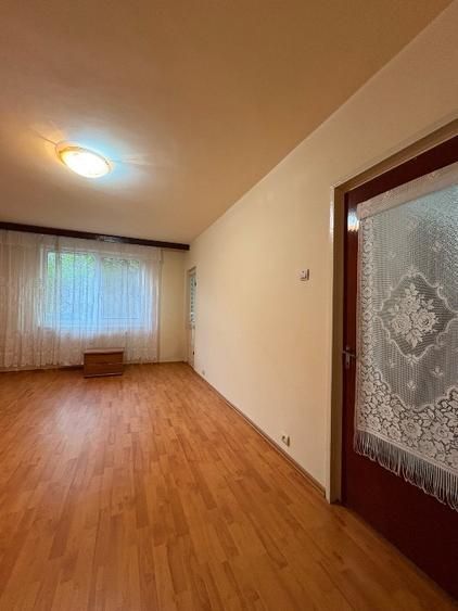 Apartament vânzare  zona de trafic  important , hipermarketuri, școala. - Poză 2