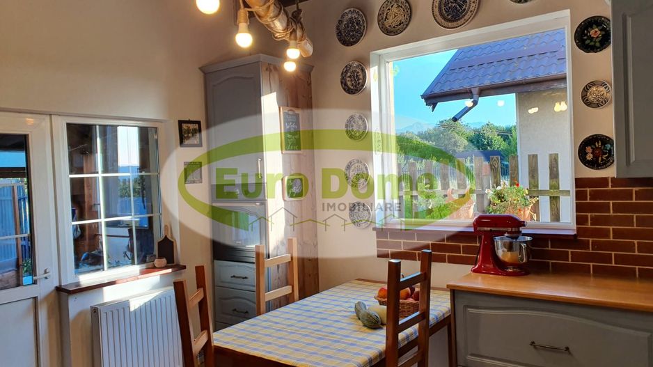 Casa primitoare, curte si gradina, priveliste frumoasa catre munti. - Poză 6