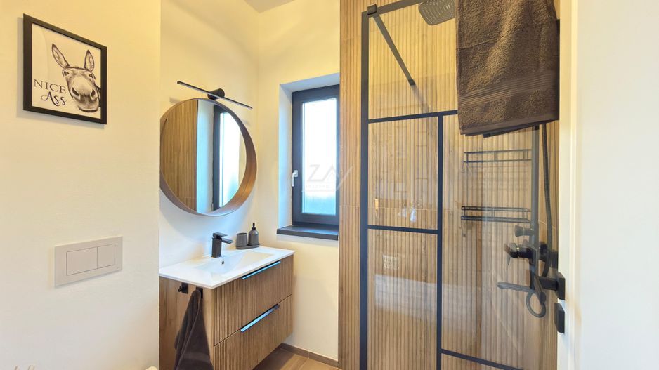Casa moderna si cocheta. Locatie excelenta. Curte amenajata. Loc de parcare. - Poză 11