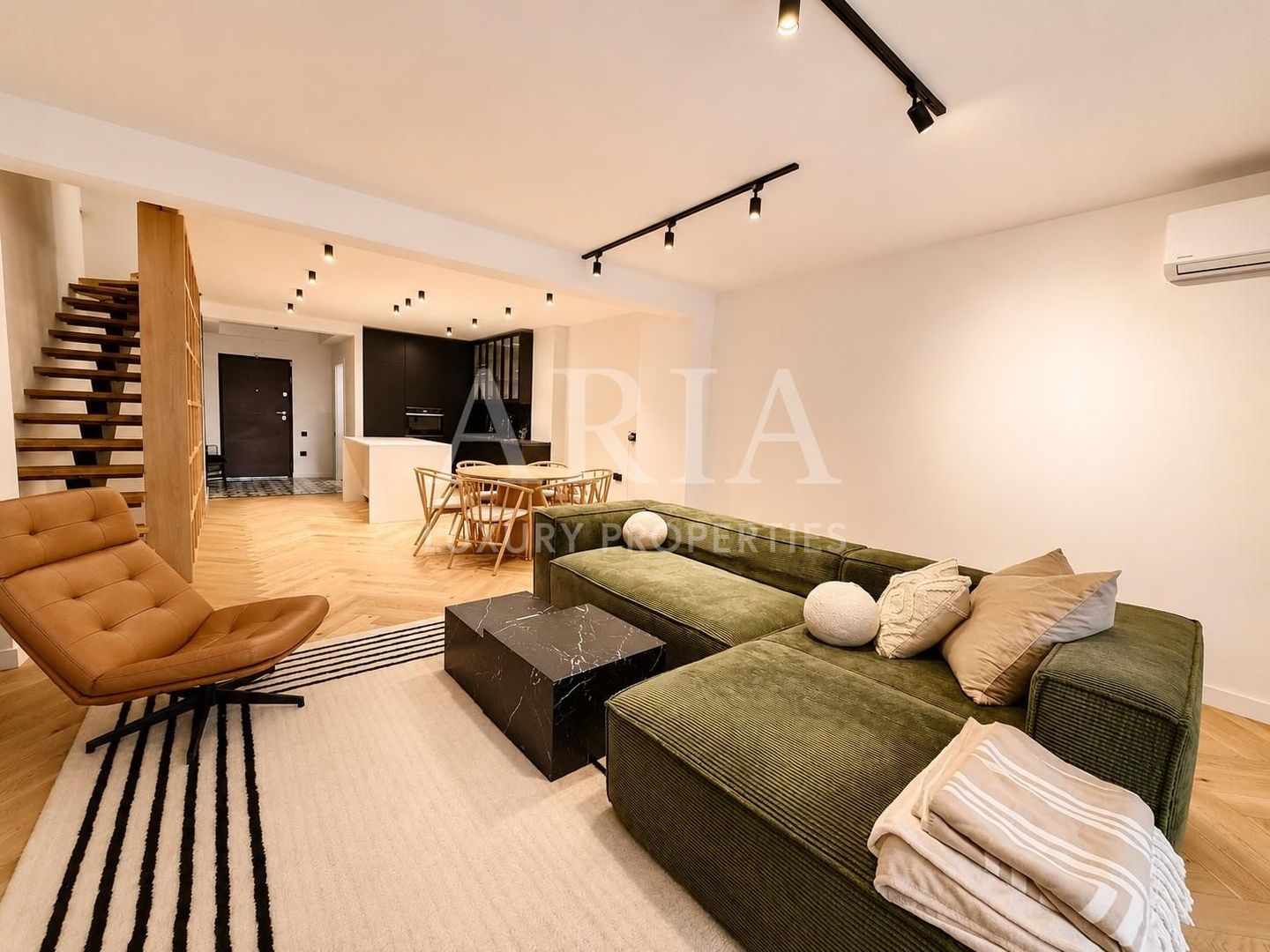 ELEGANT TOWNHOUSE | PRIVATE GARDEN | PANORAMIC TERRACES | - Poză 3